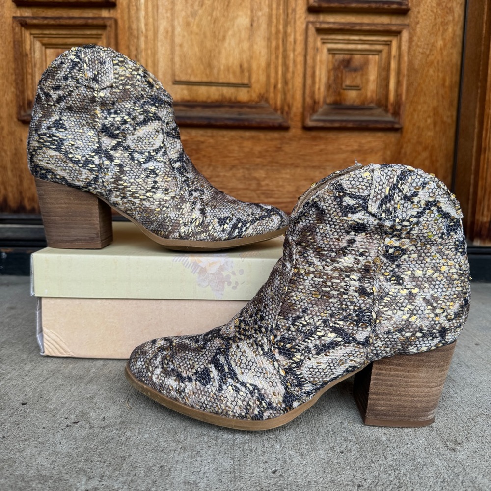 Very G sprinkle snake print boot